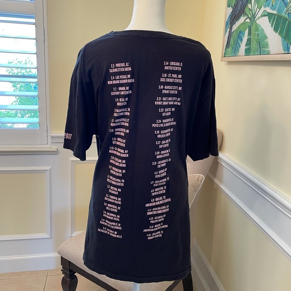 RARE Ariana Grande Dangerous Woman Tour tee - Picture 3 of 4